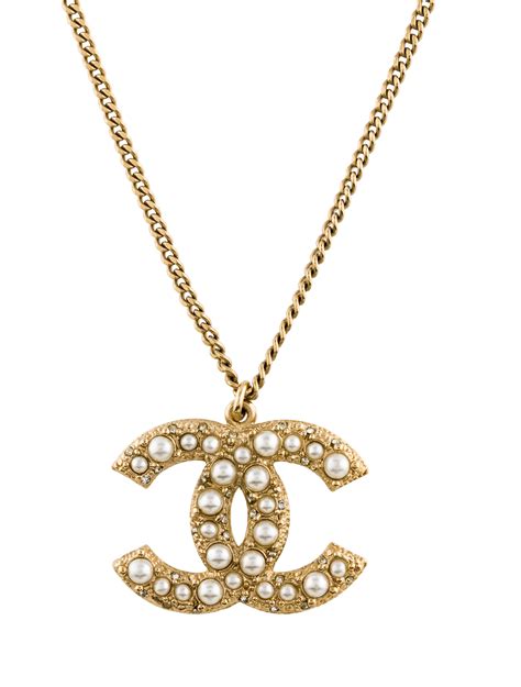 Chanel necklace faux